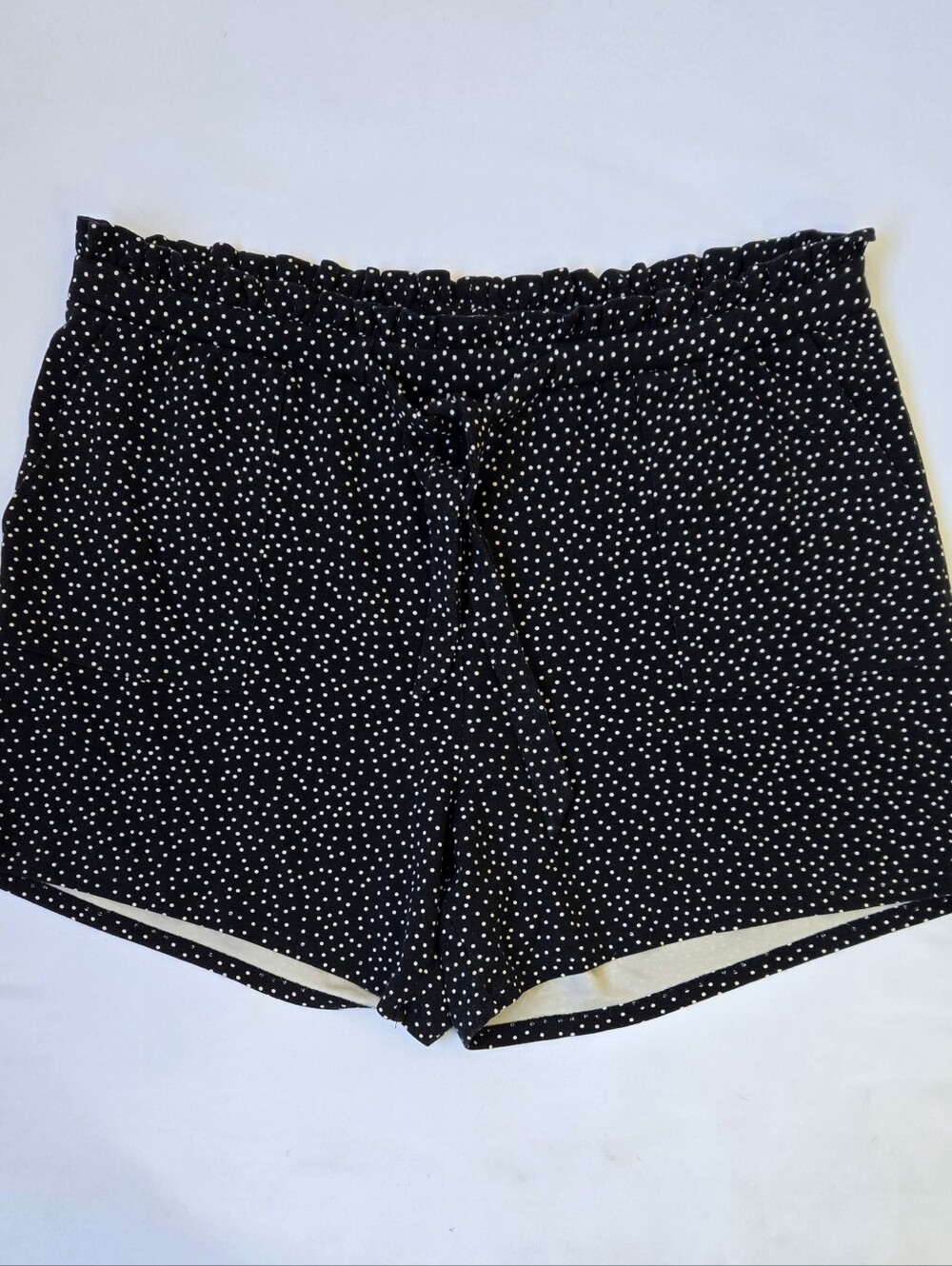 Torrid Size 2 Black White Polka Dot Paperbag Waist Shorts Plus Size 2X Tie Belt